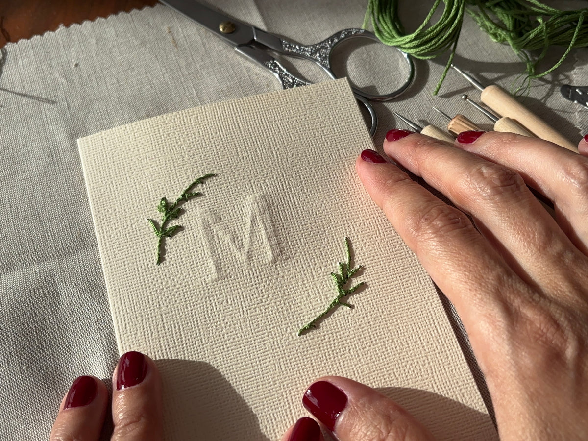 Slow Mail Atelier — Kit de Bordado en Papel y Repujado
