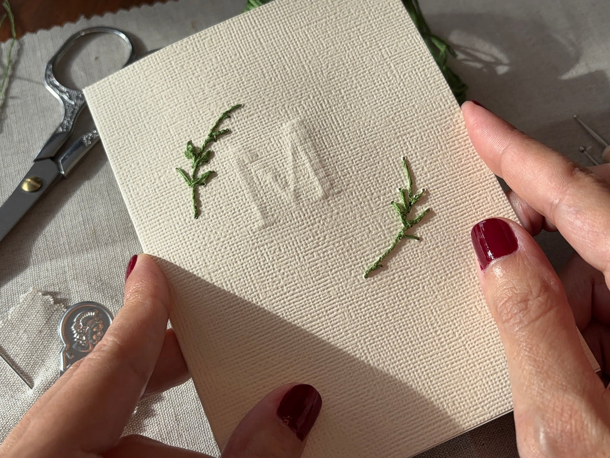 Slow Mail Atelier — Kit de Bordado en Papel y Repujado