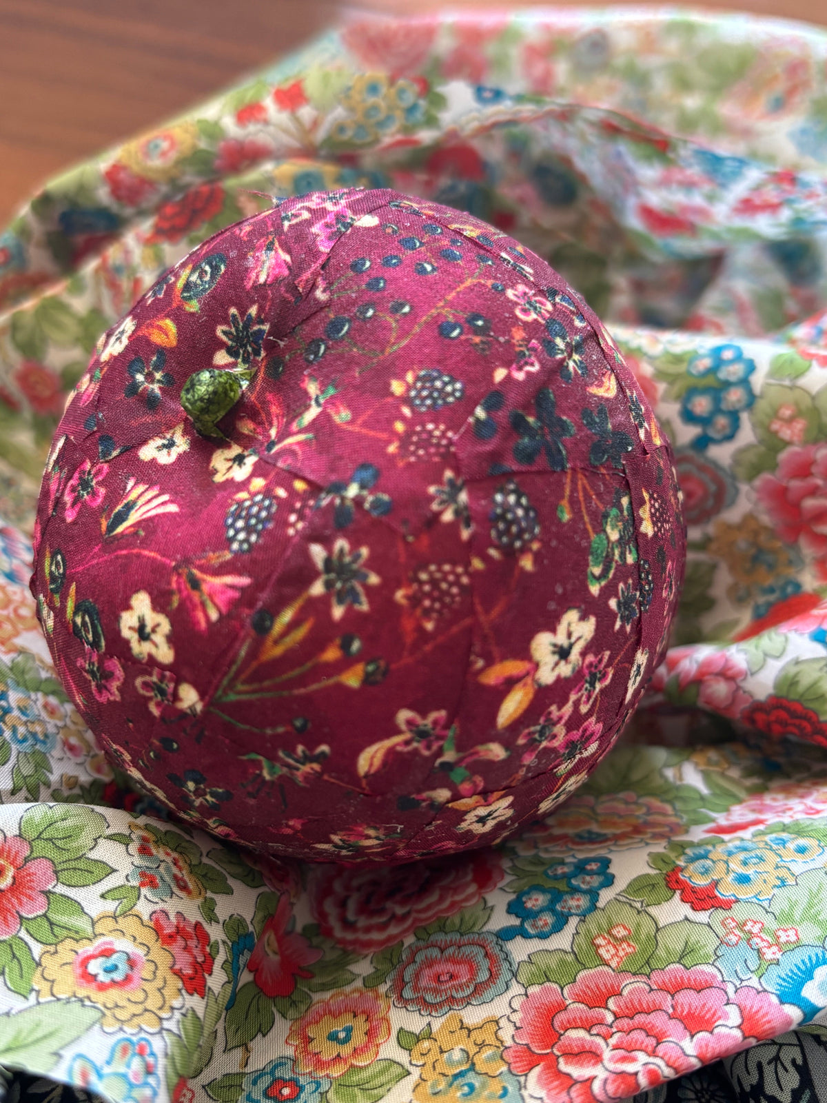 Manzana decorativa navideña roja forrada con tela Liberty floral, Mery's Moment