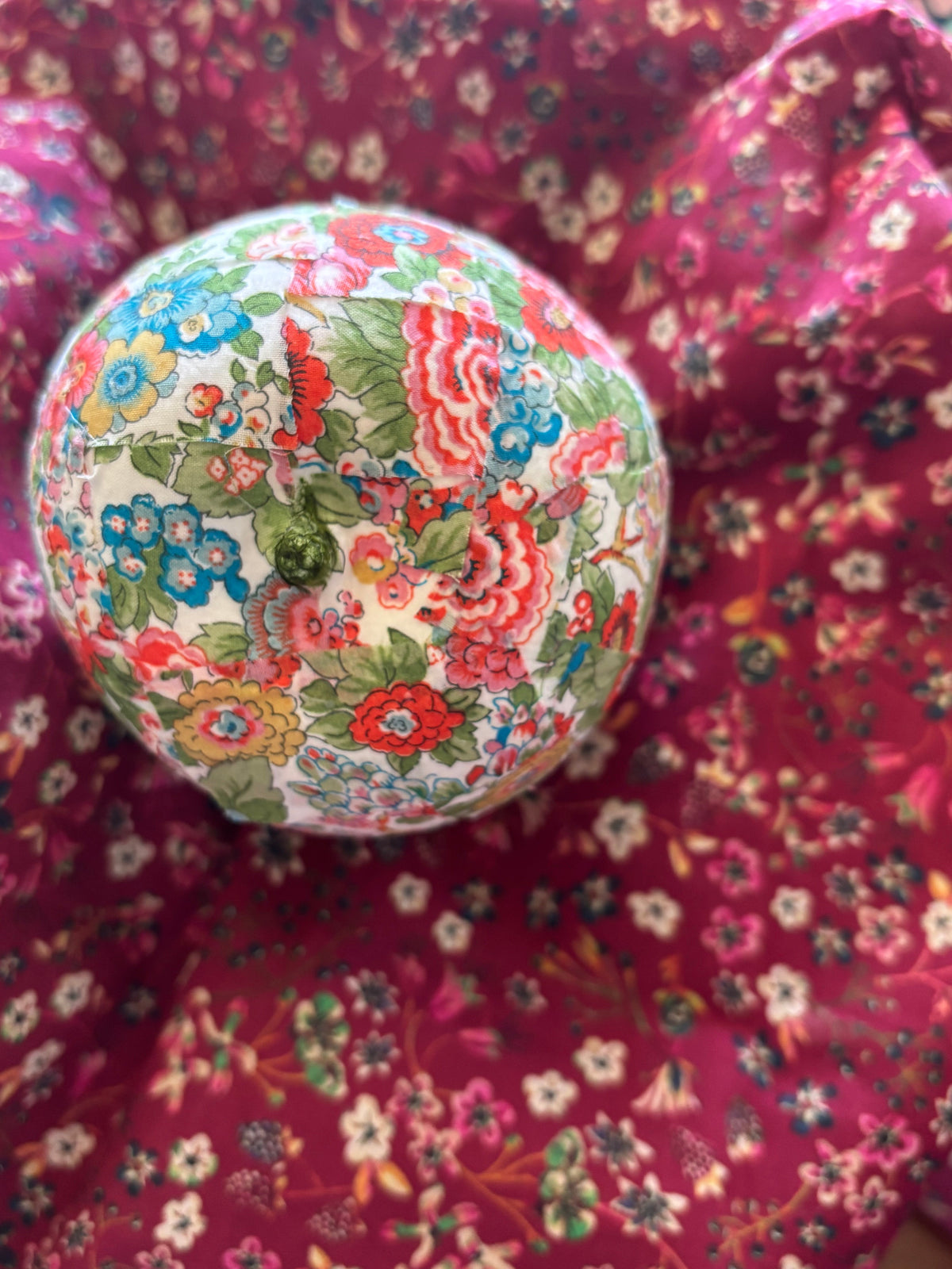 Manzana navideña de tela Liberty floral en tonos claros