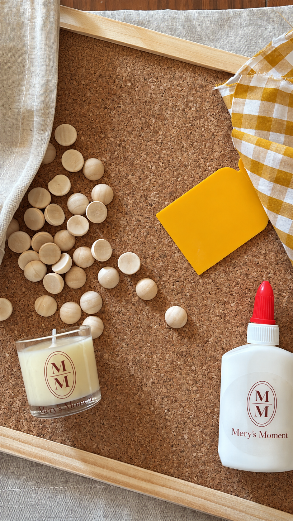 Kit creativo Mery's Moment con corcho 30x40, tela vichy mostaza, bolitas de madera, adhesivo y vela