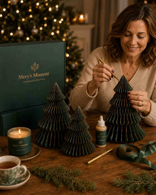 Mujer decorando a mano un árbol de Navidad 3D honeycomb con detalles dorados en una actividad creativa para adultos.
