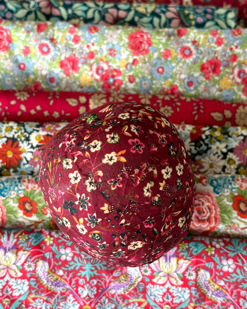 Manzana de Navidad artesanal forrada con tejido Liberty burdeos estampado